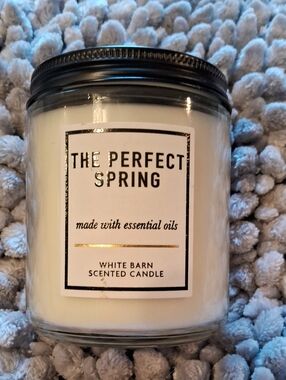 White Barn White Scented Candle with Black Lid